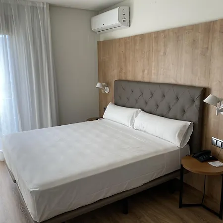 Hotel Virgen De Reyes 4*